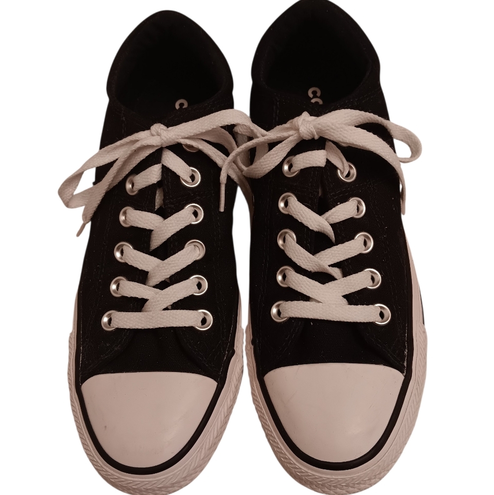 Converse Women's Black and White Low-Top Canvas Sneakers Size 7.5 - Picture 2 of 4